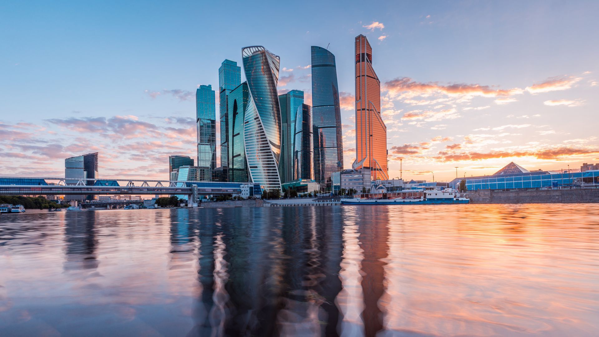 Прогулка по Москва-Сити: башни, арт-объекты и захватывающие панорамы